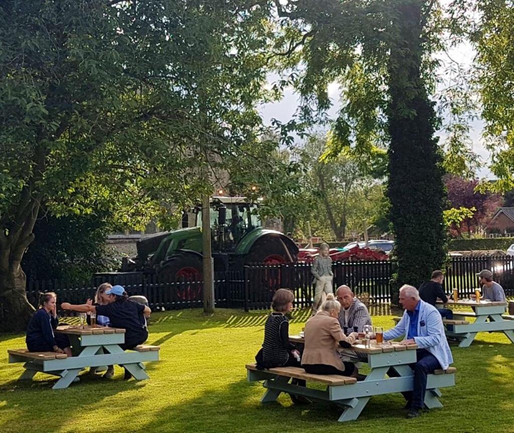 The Bedingfeld Arms Hotel Oxborough Buitenkant foto